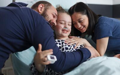 Enfant hospitalisée entourée de ses parents