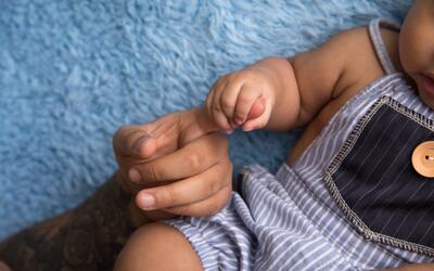 Maman bébé mains