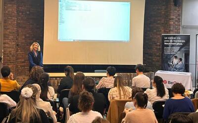 Personnes assistant à une présentation avec power point