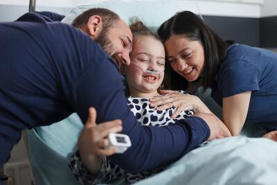 Enfant hospitalisée entourée de ses parents