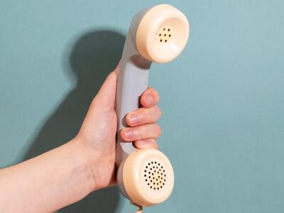 Main tenant téléphone